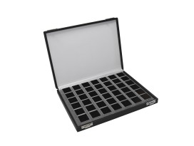 Showdoos met 42 zwarte plastic doosjes